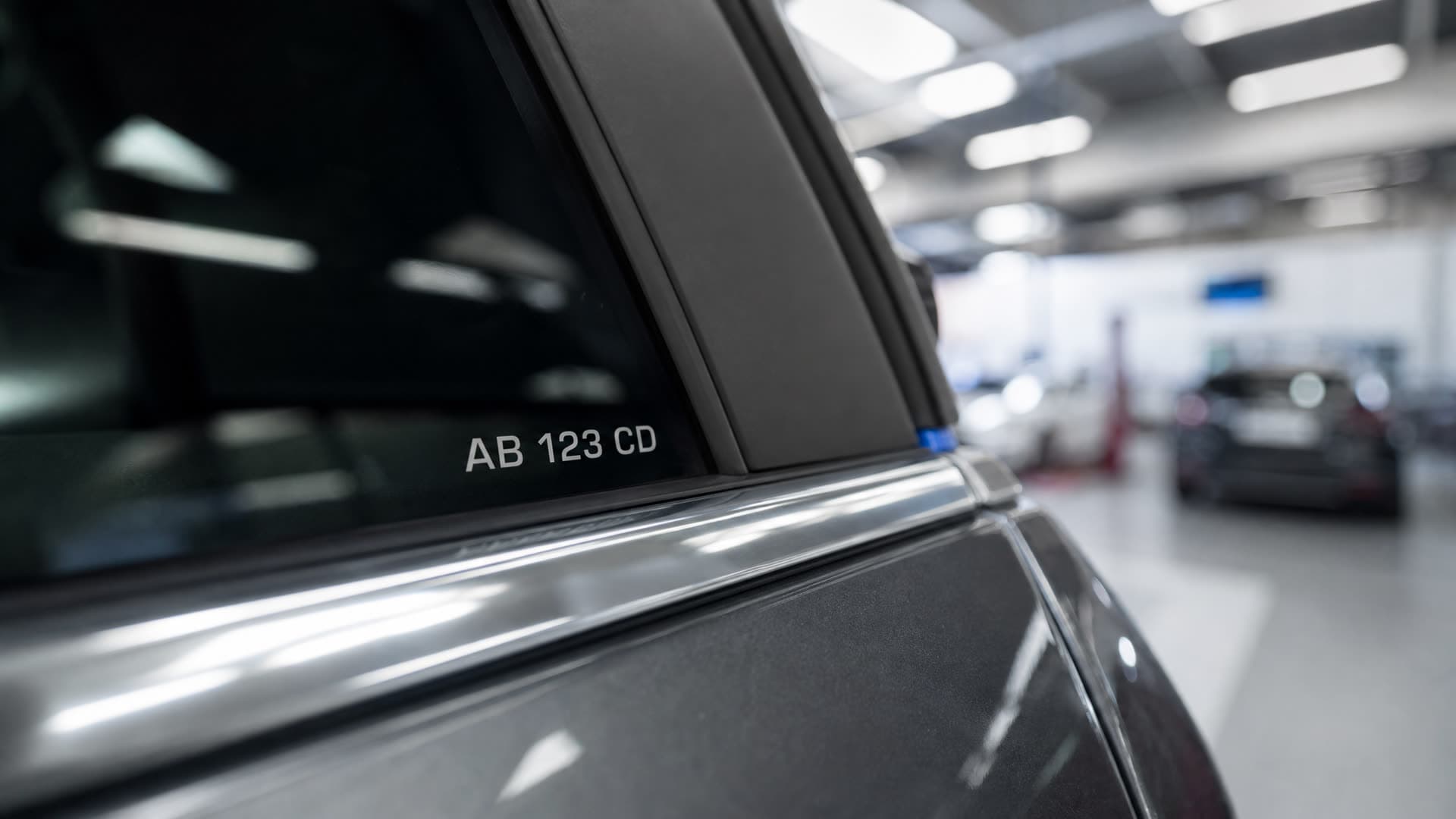 Patente grabada con químico en el cristal lateral de un auto nuevo, en el taller de posventa